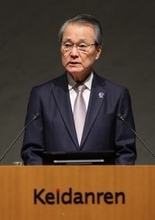 あいさつする筒井経団連会長