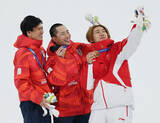 「自撮りする金メダルの木村ら　五輪」の画像1