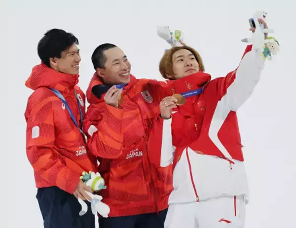 自撮りする金メダルの木村ら　五輪