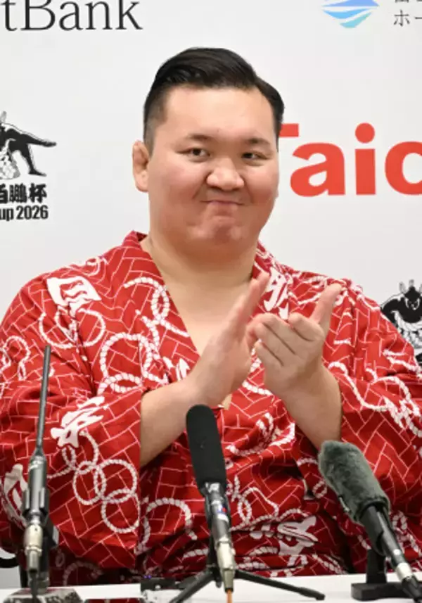 会見に臨む白鵬さん