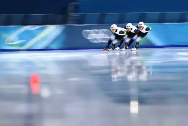 滑走する日本チーム　五輪