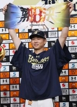 喜ぶ曽谷　プロ野球