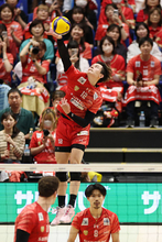 サーブを放つ高橋藍