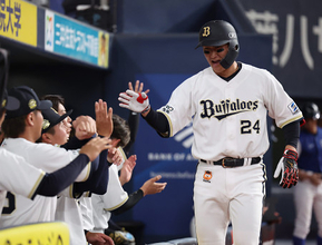 祝福される紅林　プロ野球