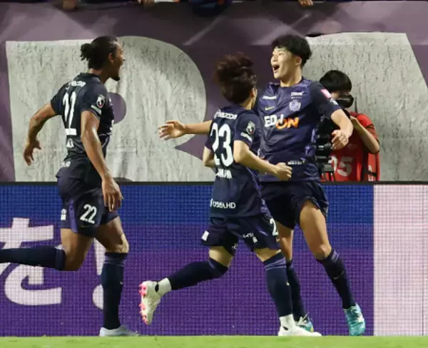 喜ぶ鈴木　Ｊリーグ