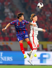 競り合う稲村と山岸　Ｊリーグ