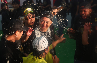 祝勝会を楽しむ藤川監督　プロ野球
