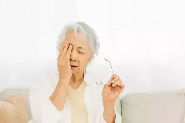 老眼がつらい日は「目」より先に──《歩き》と姿勢で整える視界