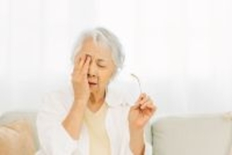 老眼がつらい日は「目」より先に──《歩き》と姿勢で整える視界