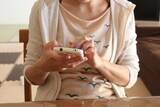 「若い女性の中高年盗撮、SNS投稿で訴訟の可能性も！？」の画像1