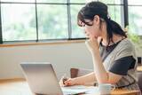「「働きながら学び直す」を国が支える新制度──40代・50代会社員のための教育訓練休暇給付金」の画像1