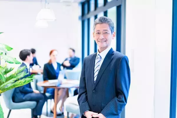 定年後の再雇用で年収は平均44%減。40代から始める「収入の崖」対策