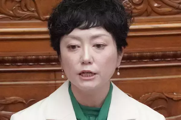 《鋭い目つきで》小泉進次郎防衛相　れいわ・奥田氏の「人殺しの武器」発言に怒りあらわ…「不適切発言」3発の質疑で他の閣僚も苦言