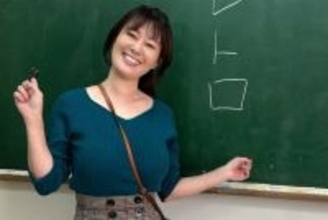 「何を目指してる？」グラマラスすぎる元NHKアナ　過激コスプレにネット困惑…写真集バカ売れで透ける“路線”