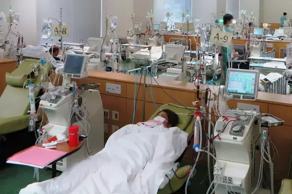 「俺死ぬのかな」悲痛な声…中東情勢悪化の“ナフサ不足”で医療現場は悲鳴、透析患者に“命の危機”