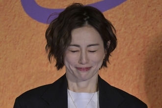 《自粛中に実家で看護》米倉涼子　麻取のガサ入れ騒動で実母がダウンしていた…アルゼンチン人恋人との交際にも示していた「懸念」