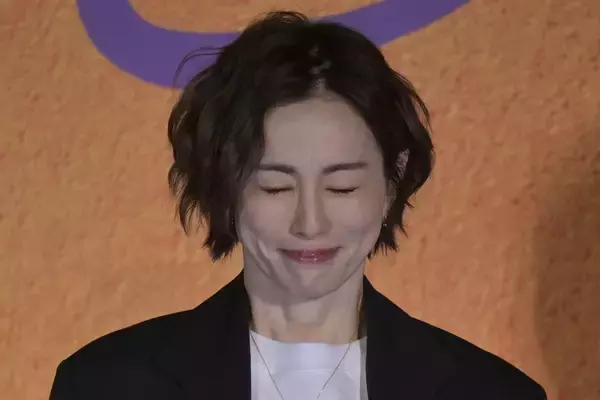 《自粛中に実家で看護》米倉涼子　麻取のガサ入れ騒動で実母がダウンしていた…アルゼンチン人恋人との交際にも示していた「懸念」