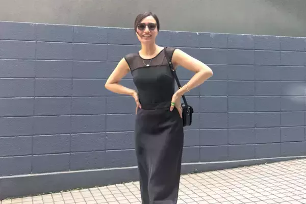 《直視できない》美のカリスマモデル　“丸見え”透けコーデで圧巻の存在感…芸歴45年、2児の母でプロデュース業でも才能発揮