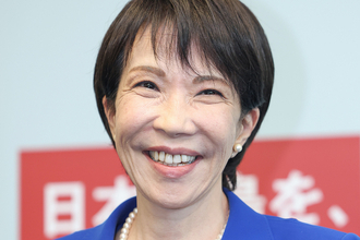 《定価の25倍も》高市早苗首相誕生でメルカリに“異変”…高額取引で売切続出の「人気レアグッズ」