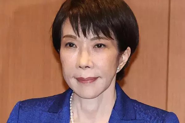 《閑静な住宅街に突如現れ…》高市早苗首相　週末にこっそり訪れた“かかりつけ”医院、現場は見物客でごった返す