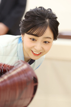 《晩夏に映えてて素敵》佳子さま　“大胆ブルーグラデーション”セットアップに絶賛の声…“ブランド選び”に込められた「伝統工芸への思い」