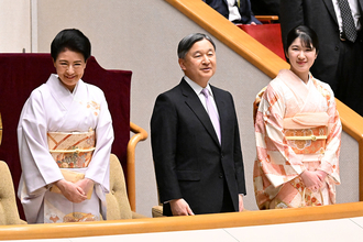 愛子さま　6年ぶりにご一家で大相撲をご観戦！「貴重な瞬間」と感激続出した雅子さまとの“連携”