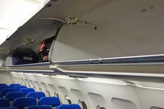 「笑えないしあり得ない」との声も…笑点レギュラーの飛行機内投稿が“炎上”した背景にある「認知度低めの機内ルール」