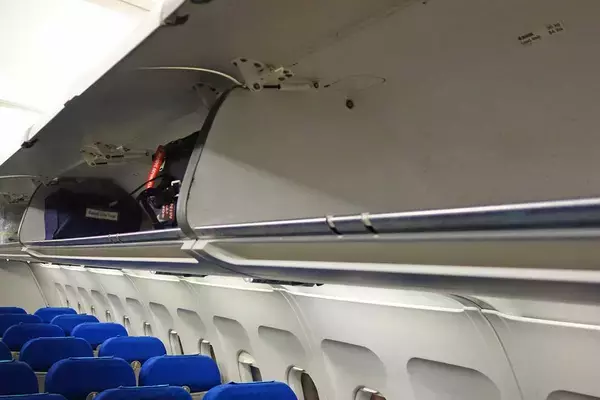 「笑えないしあり得ない」との声も…笑点レギュラーの飛行機内投稿が“炎上”した背景にある「認知度低めの機内ルール」