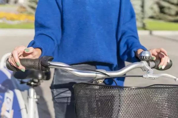 ベル鳴らしで3000円、歩道走行で6000円の反則金！自転車でやりがちな“NG行為”16