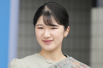《両陛下、上皇ご夫妻の“歩み”を否定？》「旧宮家養子案」が招く“皇室の危機”に専門家危惧