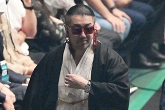 “花束投げ捨て”の奥野党首が“再釈明”も止まない「日本の恥」「最悪の愚行」の大合唱