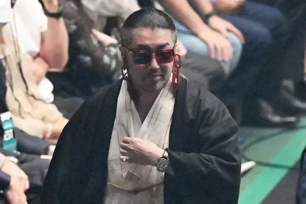 “花束投げ捨て”の奥野党首が“再釈明”も止まない「日本の恥」「最悪の愚行」の大合唱