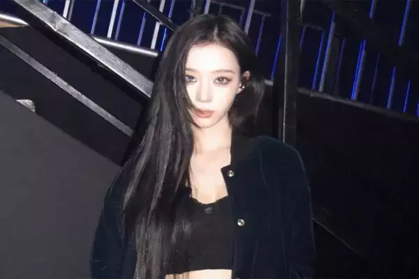 「マナー違反」aespaウィンター　民家前での“玄関座り込み”ショットが物議……ファンが案じる“奔放ぶり”