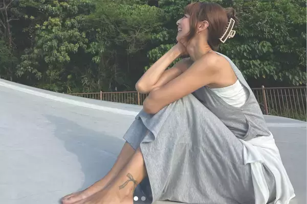 「なにがあったの？」8年ぶり復帰の46歳カリスマモデルの“泣き顔写真”に驚きの声…活動休止中は下半身のタトゥーも話題に