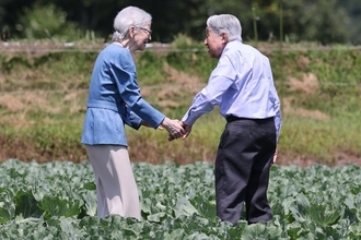 美智子さま　治療入院もあった上皇さまと手を繋がれて…軽井沢で見せられた「仲むつまじいお姿」