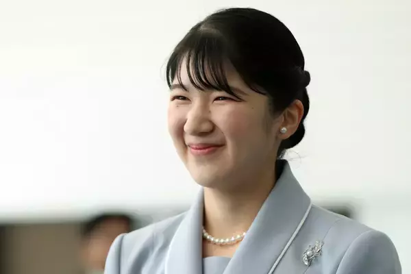 「一段とおきれいに」愛子さま　爽やか笑顔でラオスにご出発…清楚なペールブルースーツの装いに絶賛続々