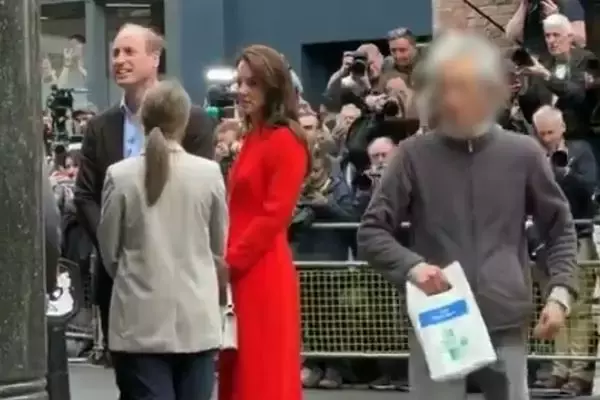 「警備いい加減」「危険過ぎる」ウィリアム皇太子夫妻の背後を“謎の一般人”が通り過ぎる動画にネット騒然