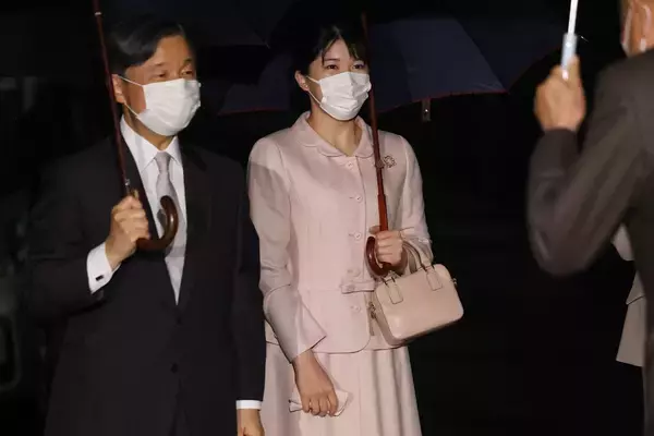 愛子さま　全身ピンクコーデ、編み込みお団子ヘア…“華やか”芸術鑑賞お姿アルバム