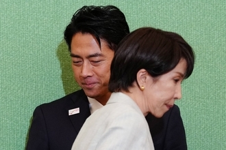 「能天気すぎる」小泉進次郎氏　総裁選前夜に“祝勝会”報道…ギリギリまで電話の高市早苗氏との“致命的な差”