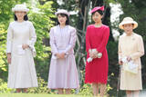 「佳子さま　園遊会では“春らしくない”と疑問の声も再びご着用…お召し物で貫かれる“赤色好き”」の画像1