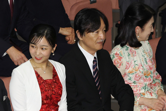 佳子さま　園遊会では“春らしくない”と疑問の声も再びご着用…お召し物で貫かれる“赤色好き”