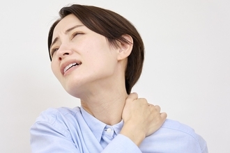 “朝起きたら首が痛い”“くしゃみで首痛”冬に激増「ぎっくり首」の予防法が簡単で画期的！