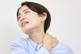“朝起きたら首が痛い”“くしゃみで首痛”冬に激増「ぎっくり首」の予防法が簡単で画期的！