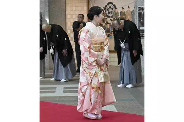 《感嘆の声を上げる観客も》愛子さま　「桜色の大振袖」に国技館大歓声！「卒業式の袴姿」から印象ガラリ