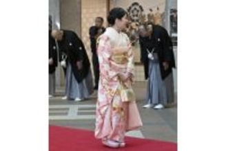 《感嘆の声を上げる観客も》愛子さま　「桜色の大振袖」に国技館大歓声！「卒業式の袴姿」から印象ガラリ