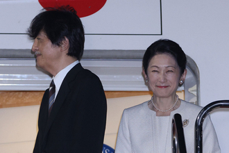 秋篠宮さまは紀子さまを待たれずに、両陛下は足並みを揃えられて…ご夫婦のあり方が表れる“挙動”