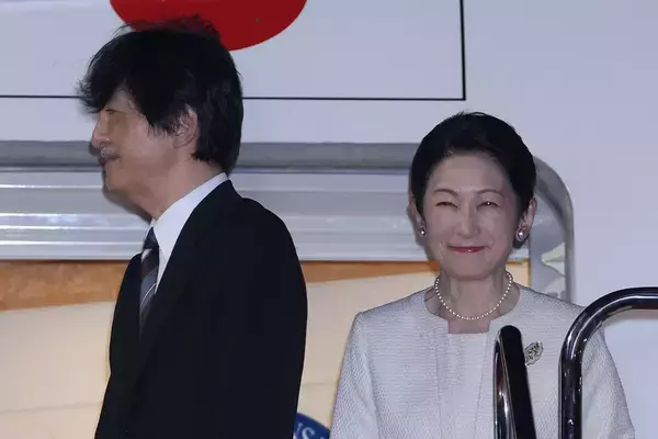 秋篠宮さまは紀子さまを待たれずに、両陛下は足並みを揃えられて…ご夫婦のあり方が表れる“挙動”