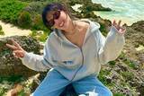 「「脱ごうとしてる？」“紅白5度出場”女優（28）“目のやり場に困る”大胆肌見せショットにファン衝撃」の画像1
