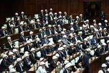 「「ふざけるタイプなのか」自民・大物議員　着用訓練での“ヘルメットのかぶり方”にツッコミ続出…隣の石破、岸田元首相らはスルー」の画像1