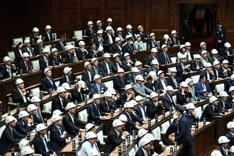 「ふざけるタイプなのか」自民・大物議員　着用訓練での“ヘルメットのかぶり方”にツッコミ続出…隣の石破、岸田元首相らはスルー